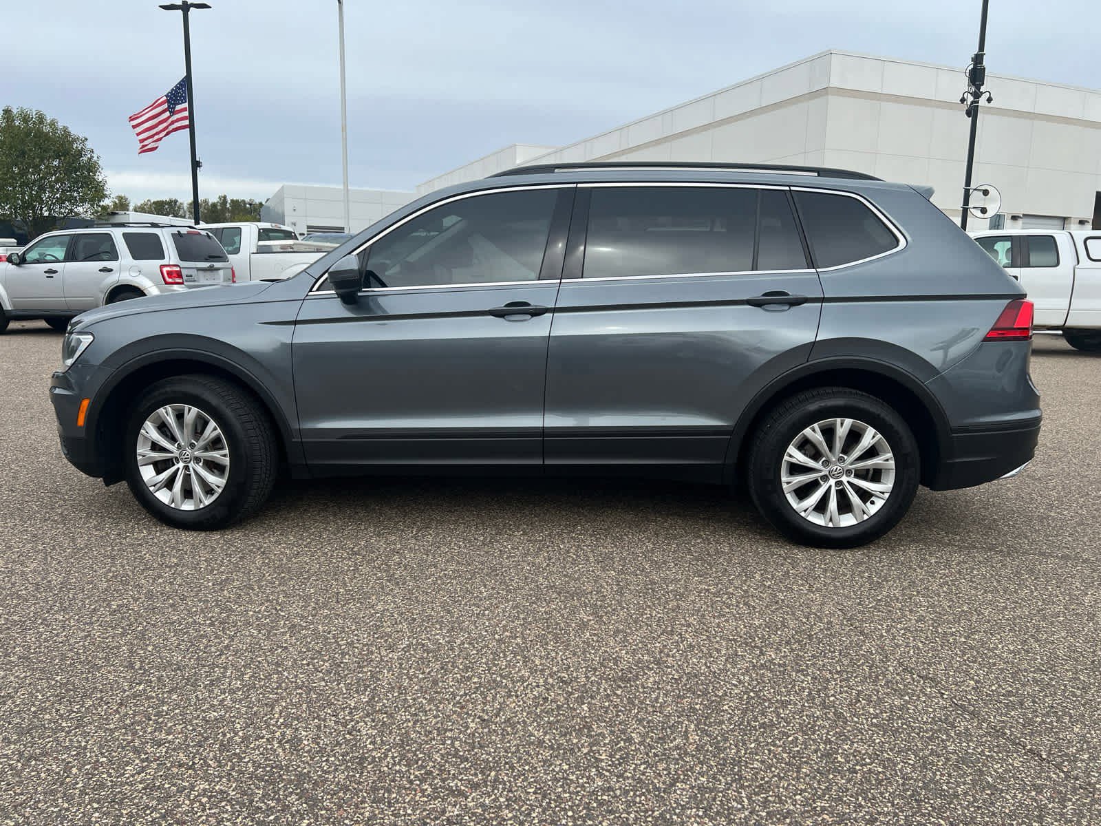 2019 Volkswagen Tiguan SE photo 3