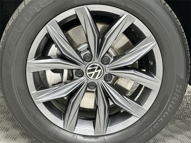 2022 Volkswagen Tiguan SE photo 2