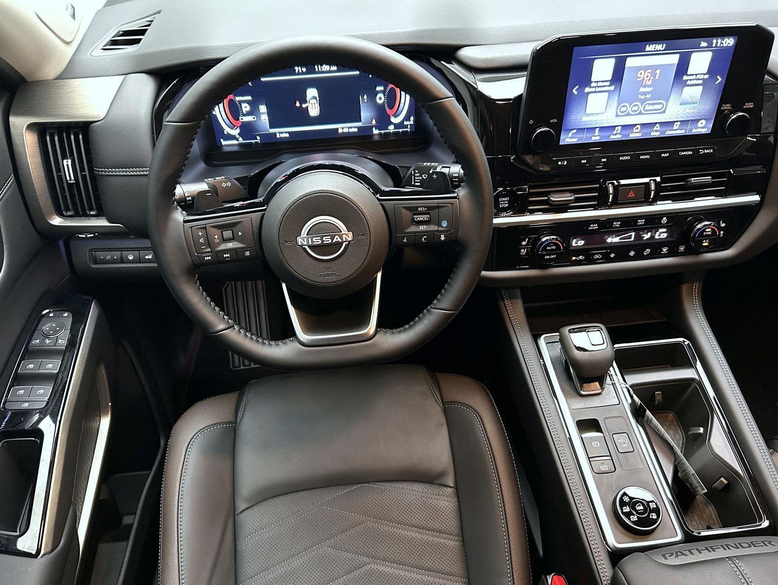 2025 Nissan Pathfinder Platinum photo 13