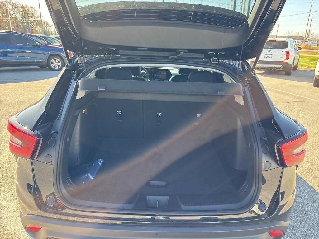 2025 Chevrolet Trax LT photo 2