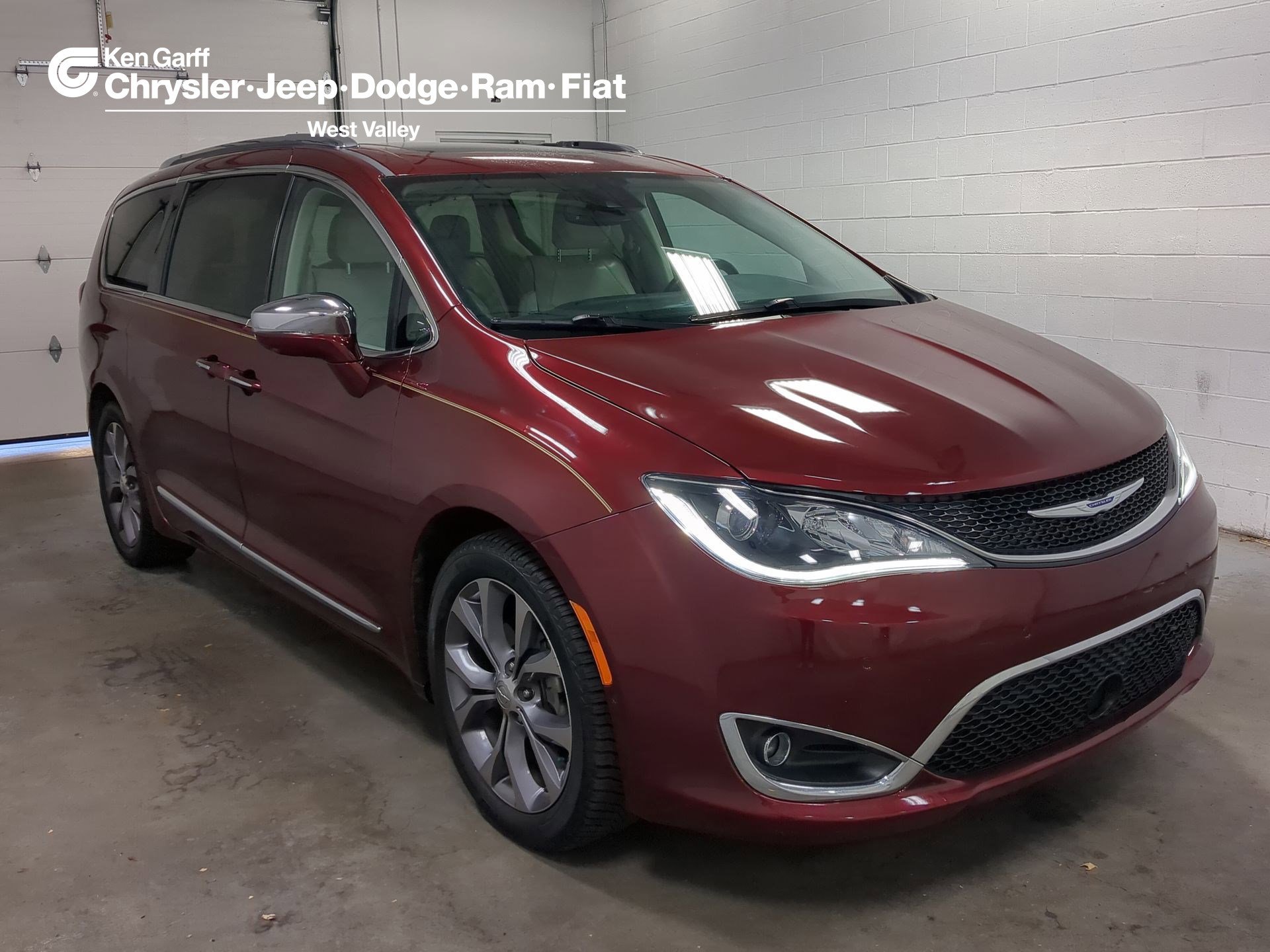 2019 Chrysler Pacifica Limited's photo