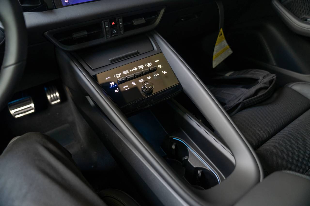 2025 Porsche Macan Turbo Electric photo 22