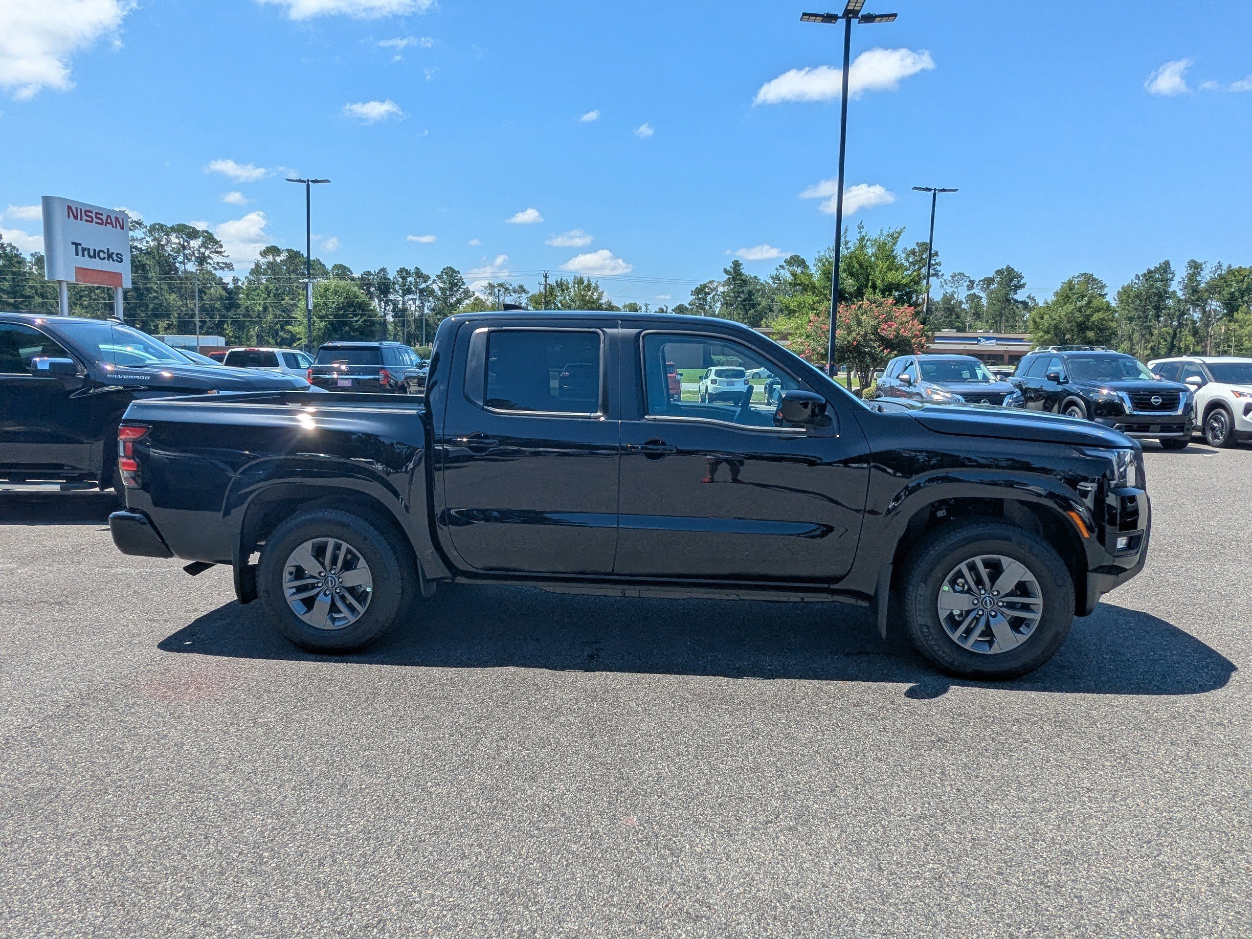 2025 Nissan Frontier Crew Cab SV photo 3