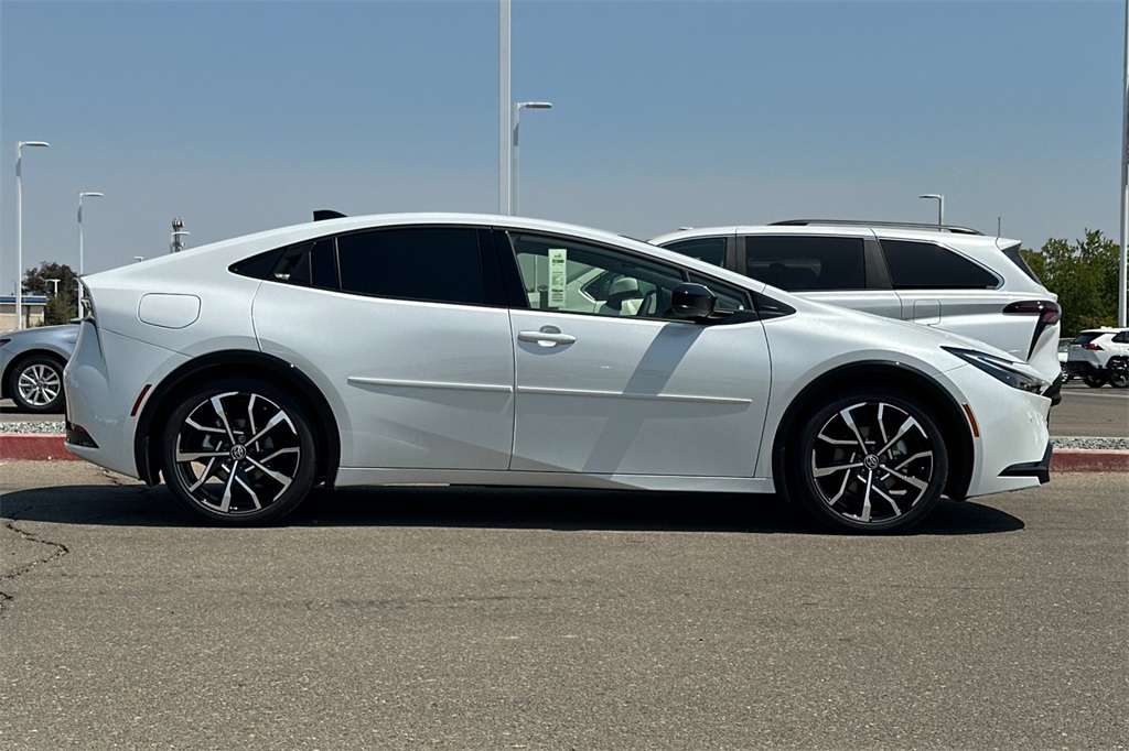 2026 Toyota Prius Plug-in Hybrid XSE photo 3