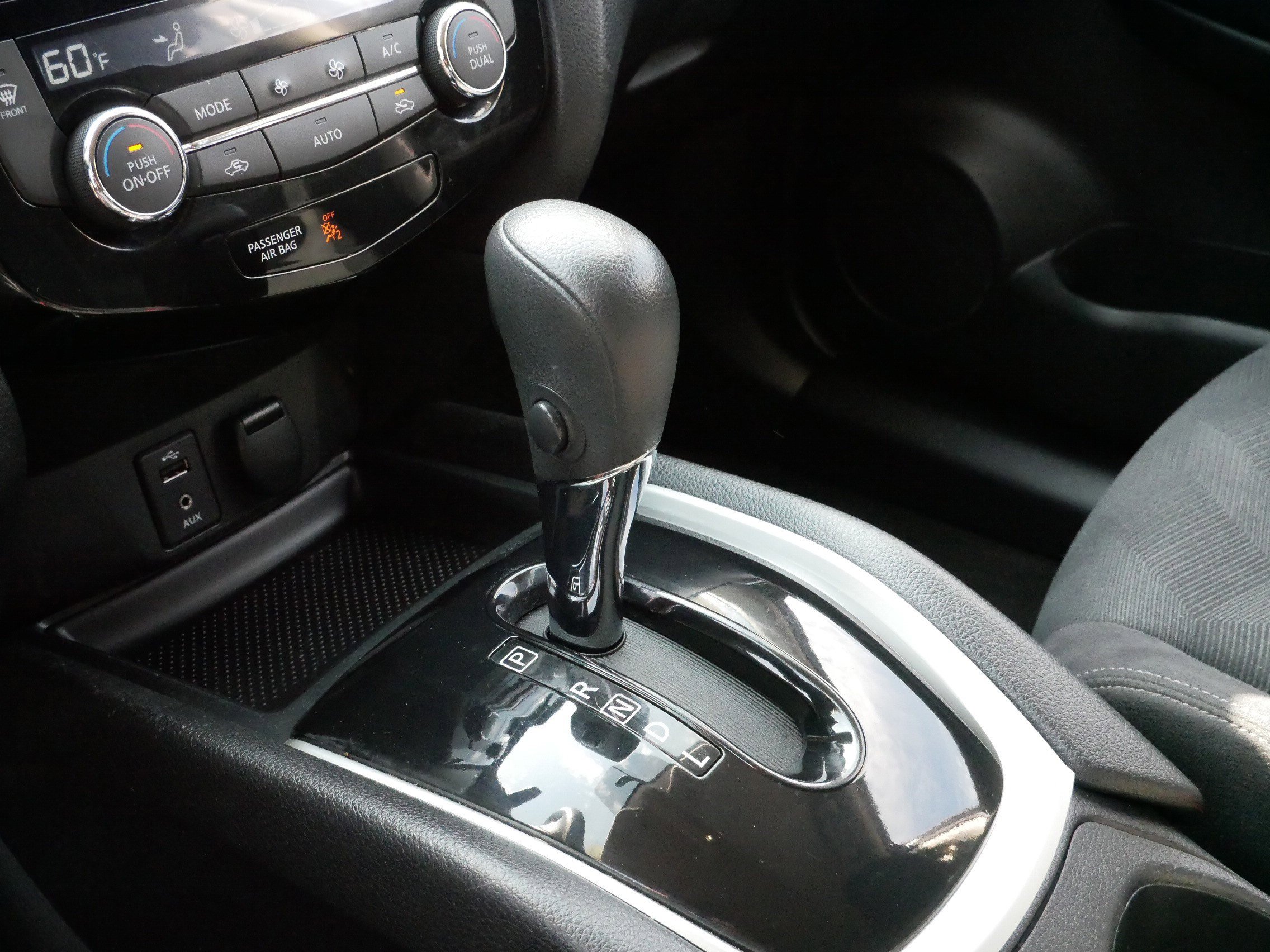 2016 Nissan Rogue SV photo 23