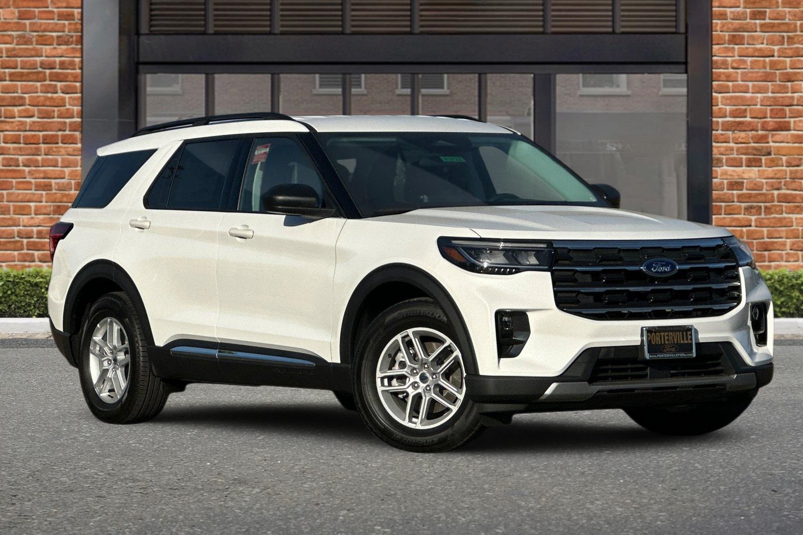 2025 Ford Explorer photo 2