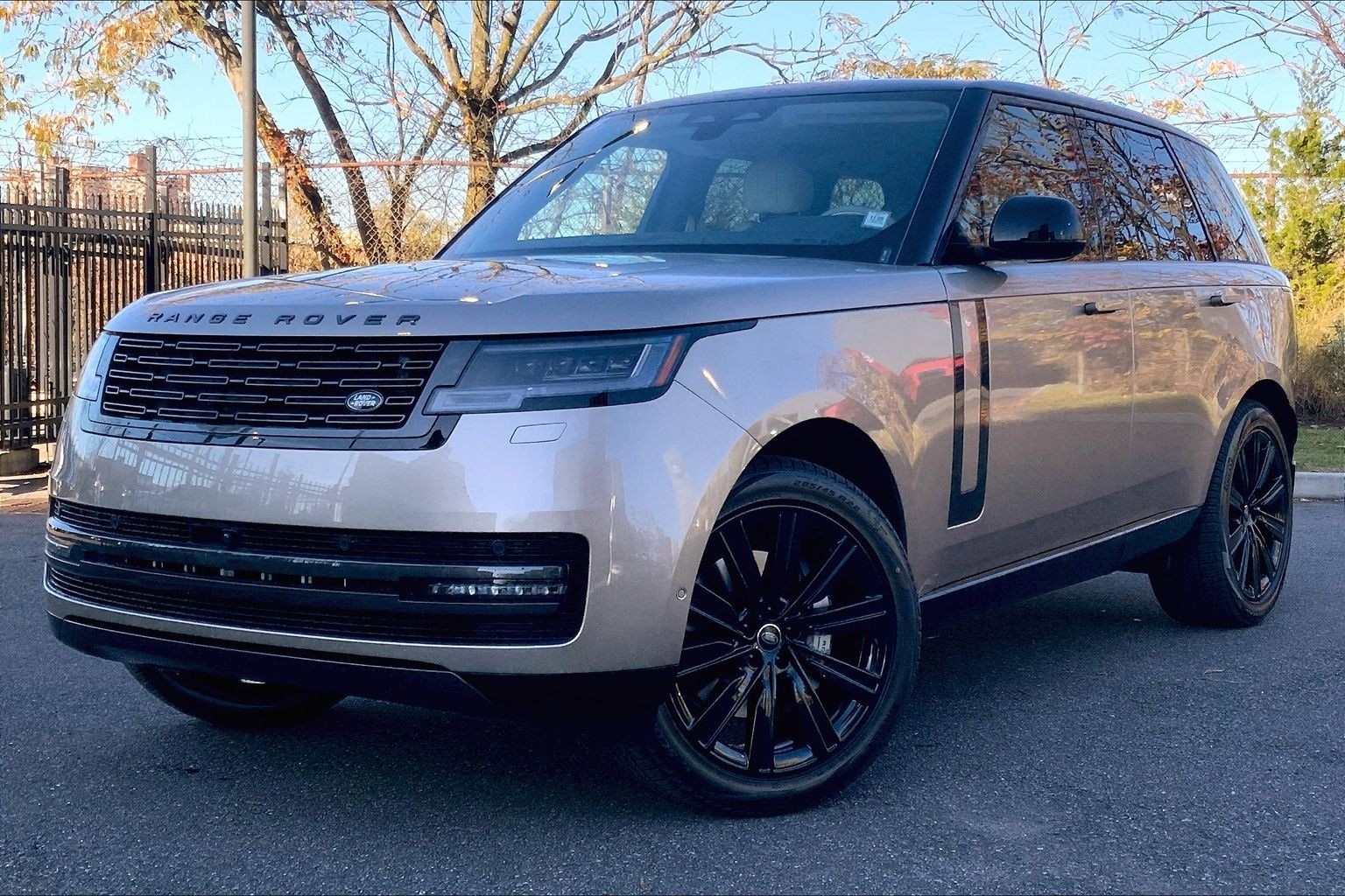 2025 Land Rover Range Rover SE's photo