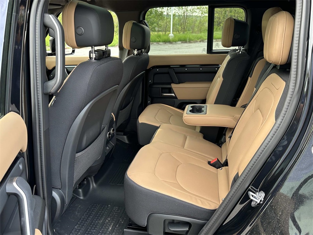 2025 Land Rover Defender 110 photo 4