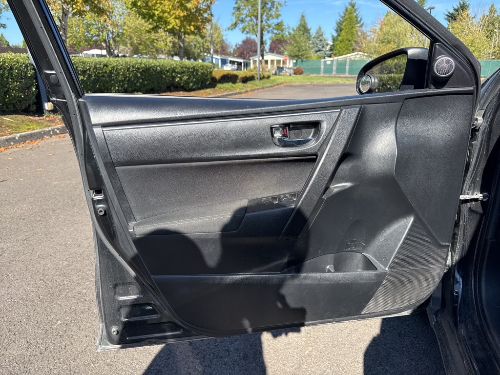 2017 Toyota Corolla LE photo 16