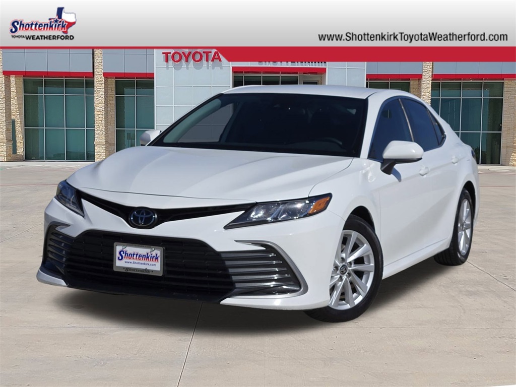 2023 Toyota Camry LE's photo
