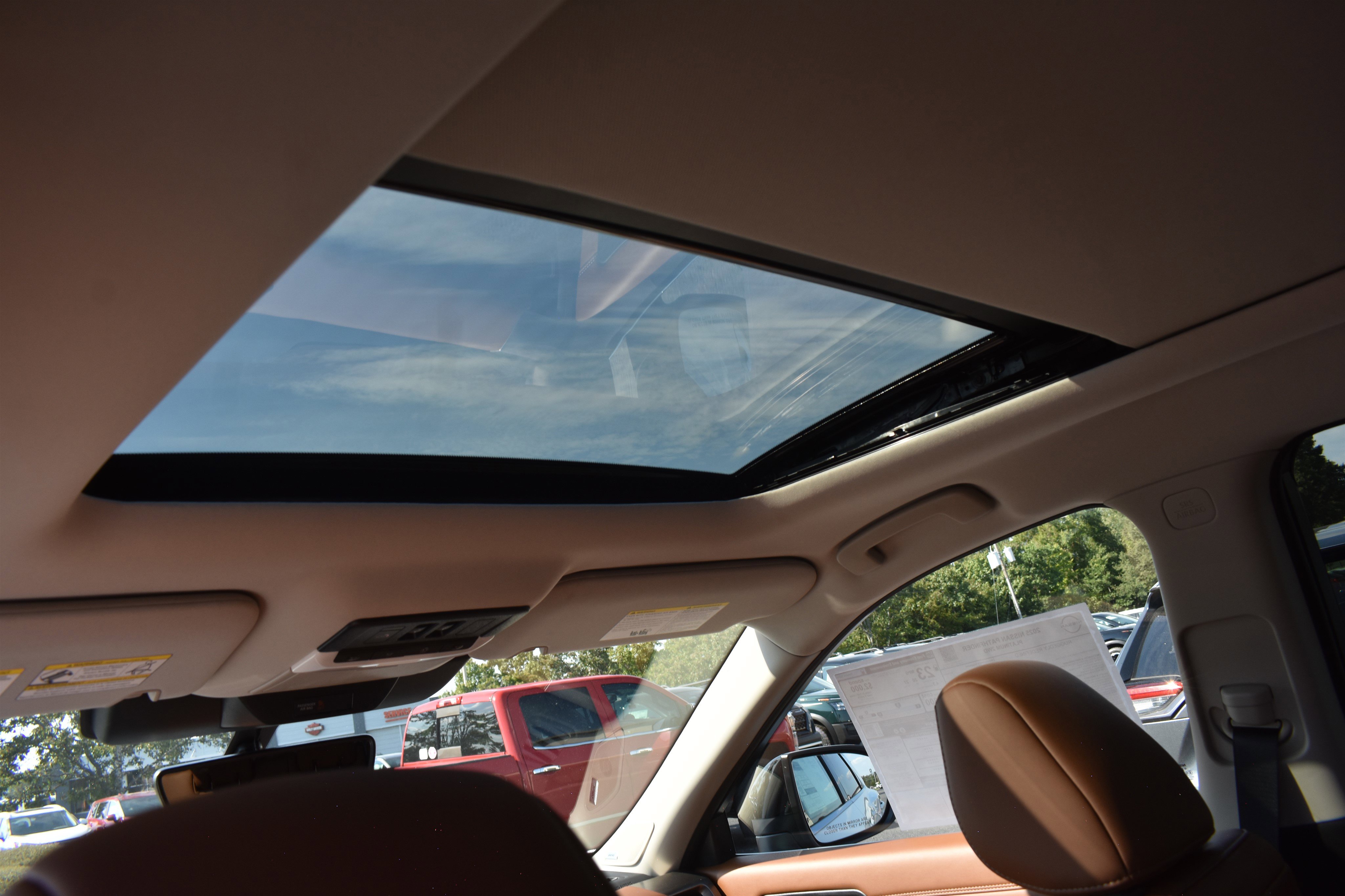 2025 Nissan Pathfinder Platinum photo 11
