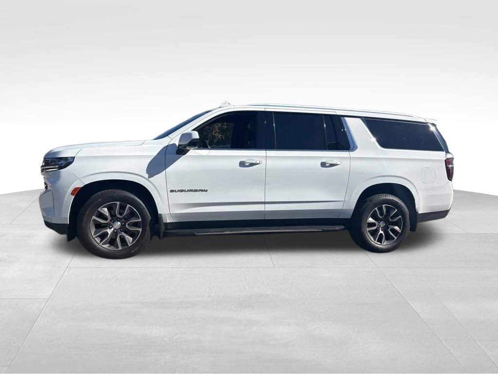 2022 Chevrolet Suburban LT photo 2
