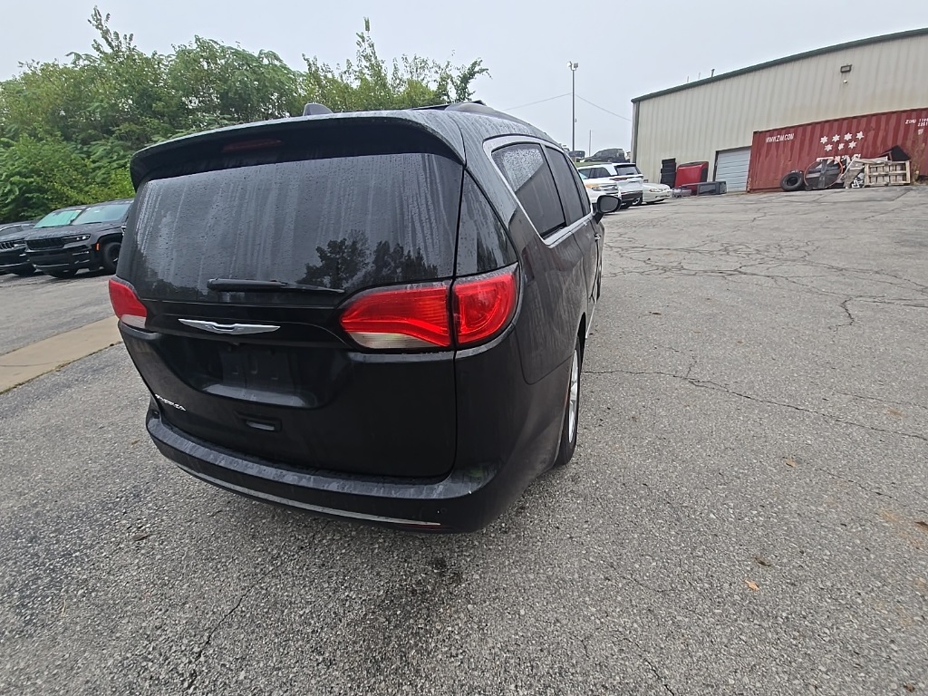2017 Chrysler Pacifica Touring L photo 7