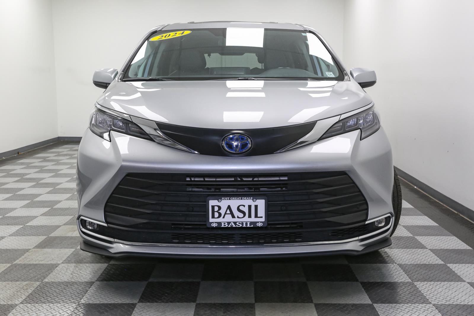 2024 Toyota Sienna XLE photo 2