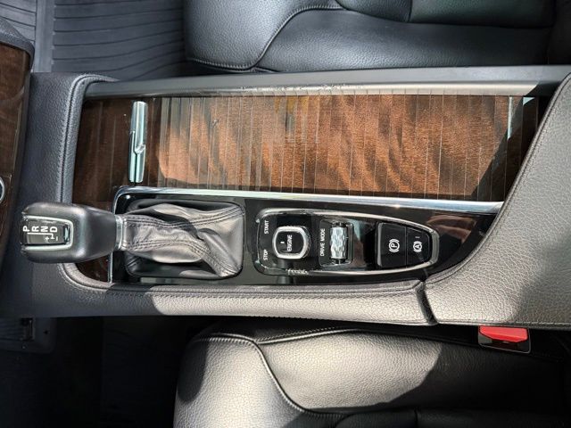2016 Volvo XC90 T6 Momentum photo 39
