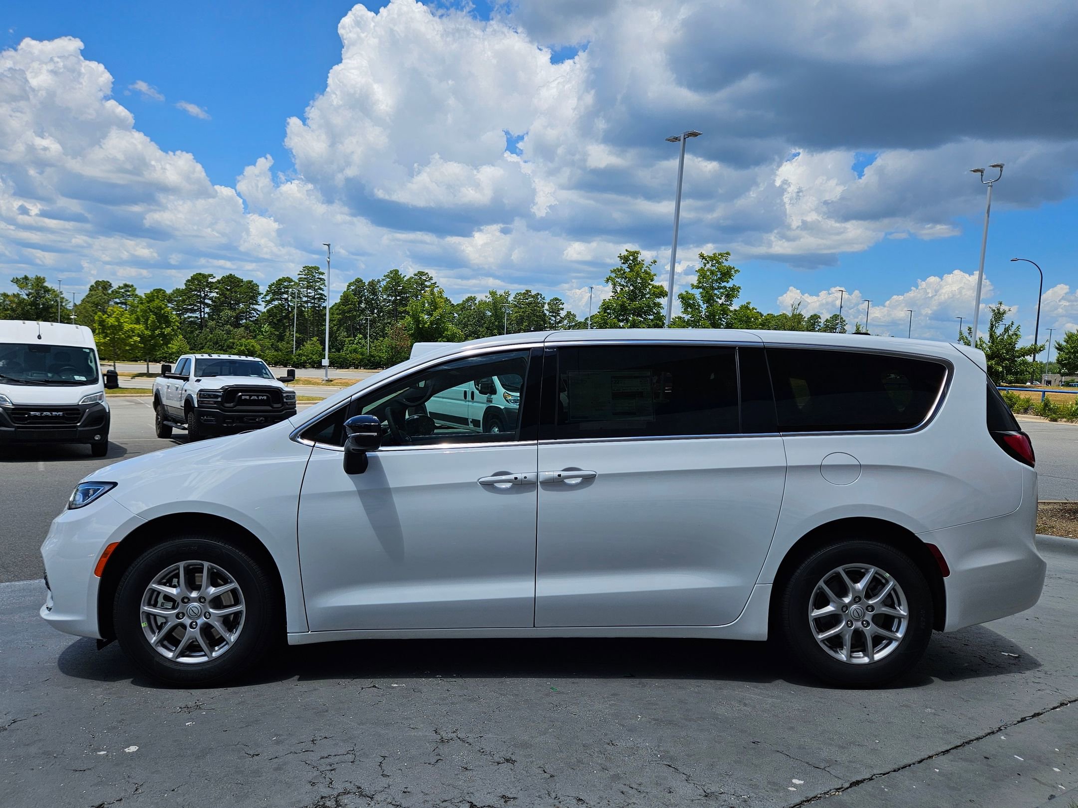 2025 Chrysler Pacifica photo 4