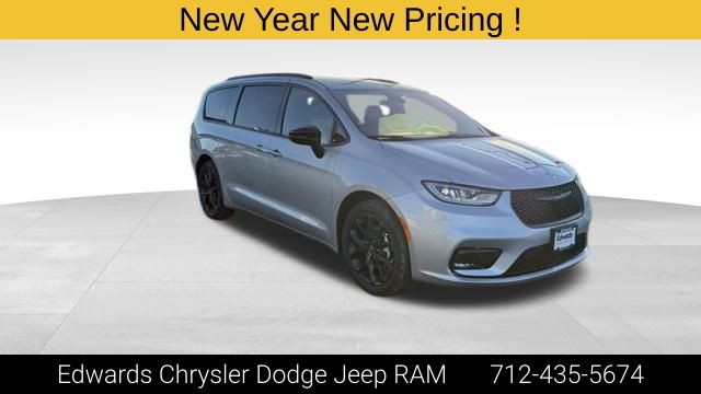 2026 Chrysler Pacifica Select's photo