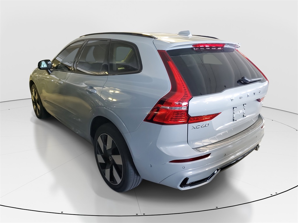 2025 Volvo XC60 Hybrid T8 Plus photo 2