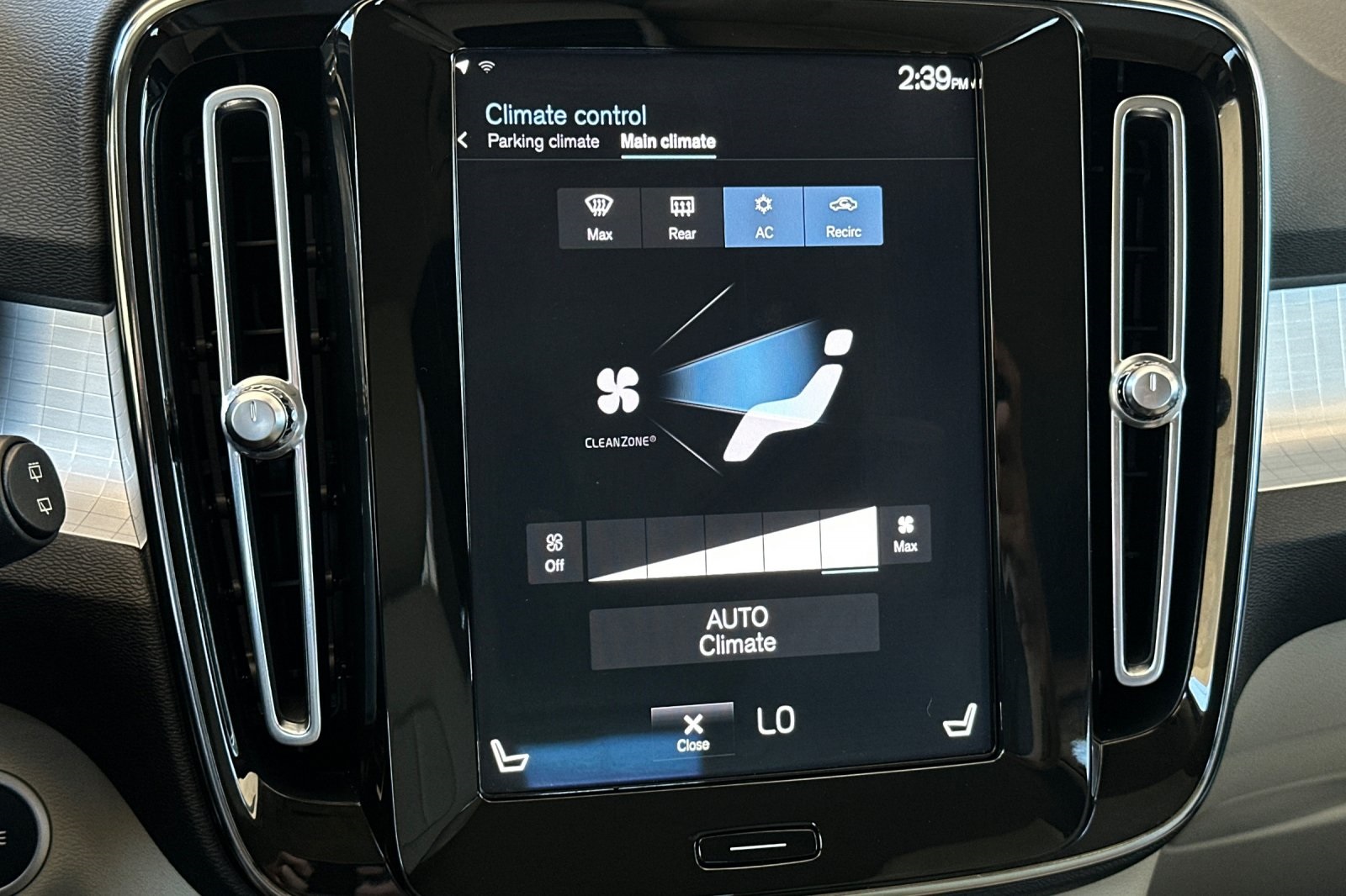 2022 Volvo XC40 Momentum photo 16