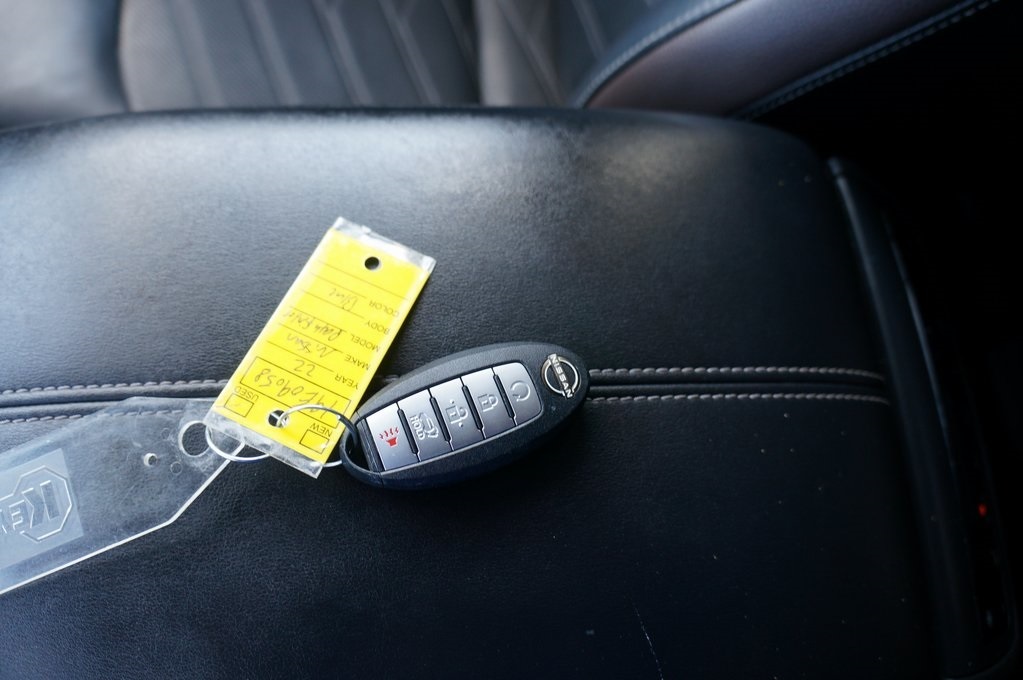 2022 Nissan Pathfinder Platinum photo 3