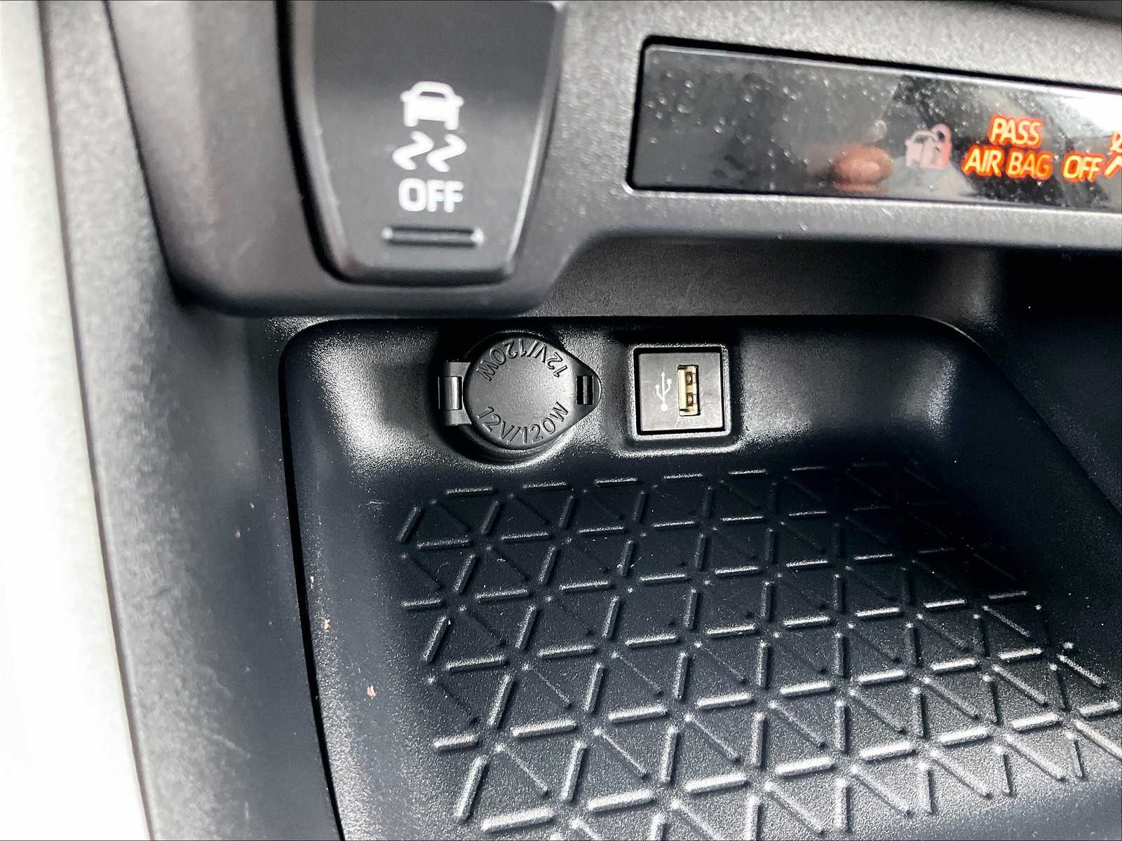 2025 Toyota RAV4 XLE photo 26