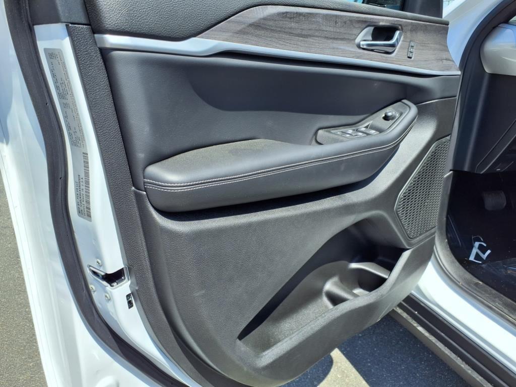 2025 Jeep Grand Cherokee Limited photo 2