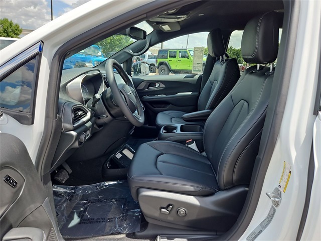 2025 Chrysler Pacifica photo 13