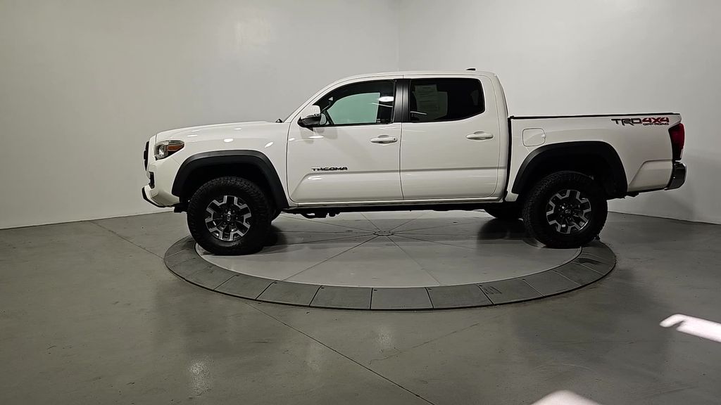 2018 Toyota Tacoma TRD Off-Road photo 2