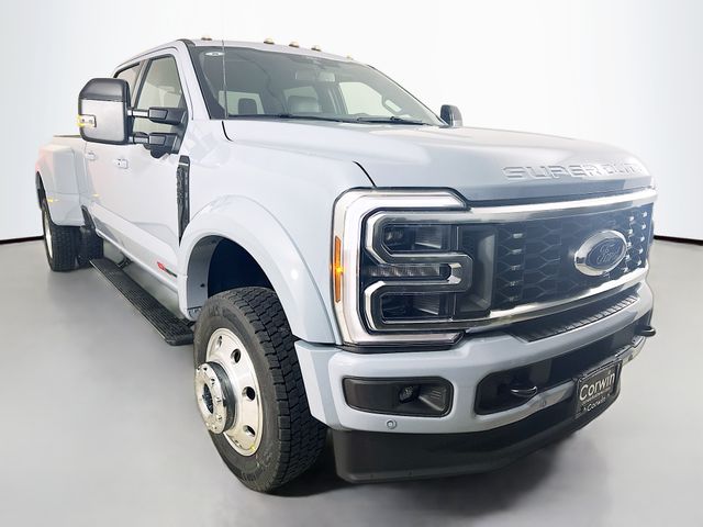 2026 Ford F-450 Super Duty Platinum's photo