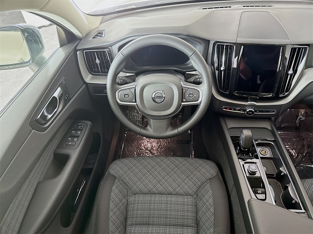 2025 Volvo XC60 B5 Core photo 22