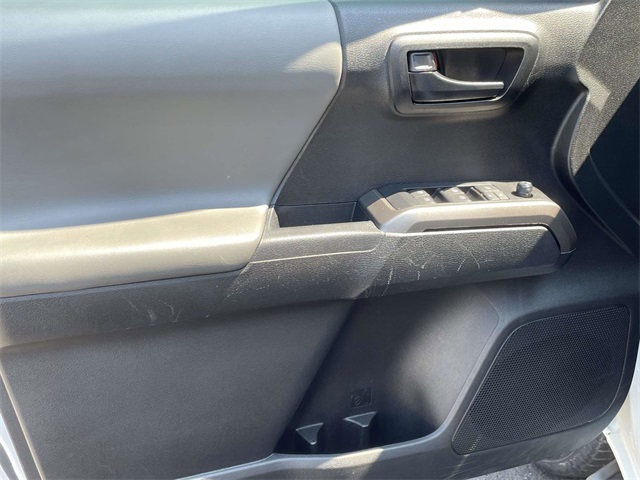 2022 Toyota Tacoma SR5 photo 9