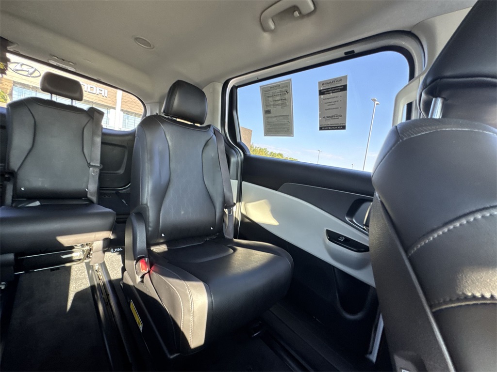 2024 Kia Carnival LX photo 14