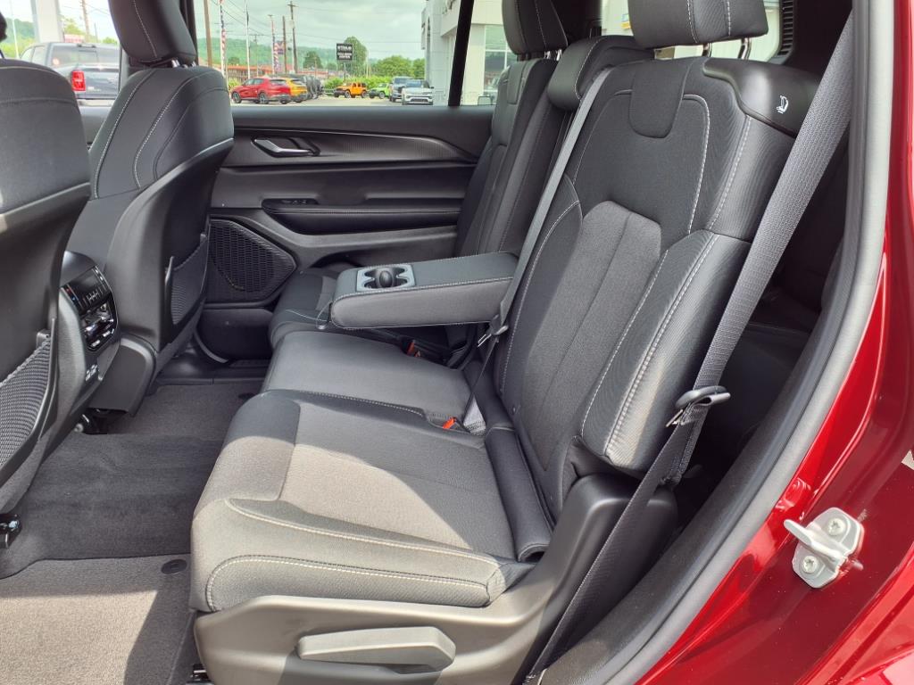 2025 Jeep Grand Cherokee Laredo photo 4