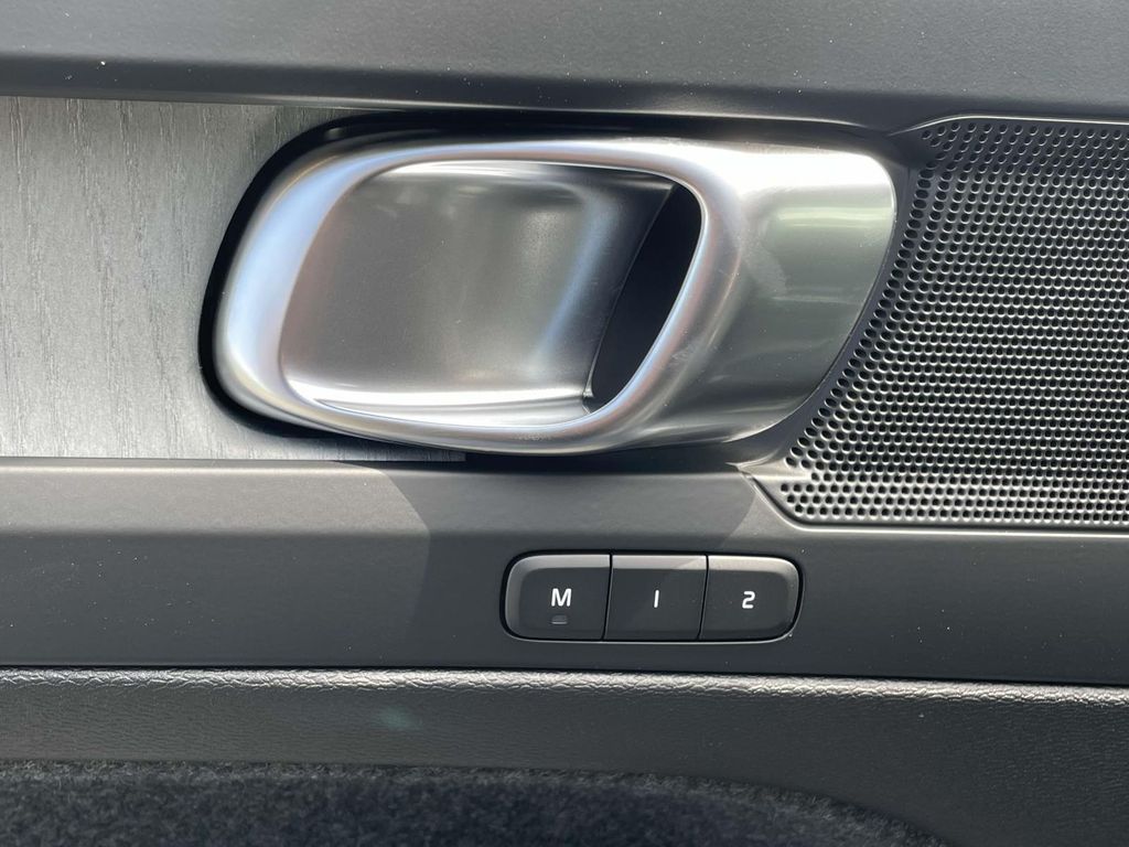 2026 Volvo XC40 AWD Plus photo 6