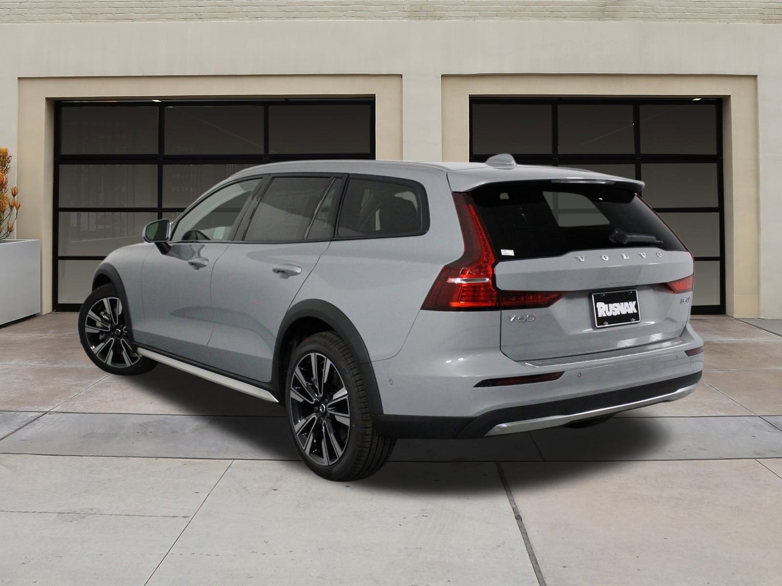 2026 Volvo V60 Cross Country B5 photo 3