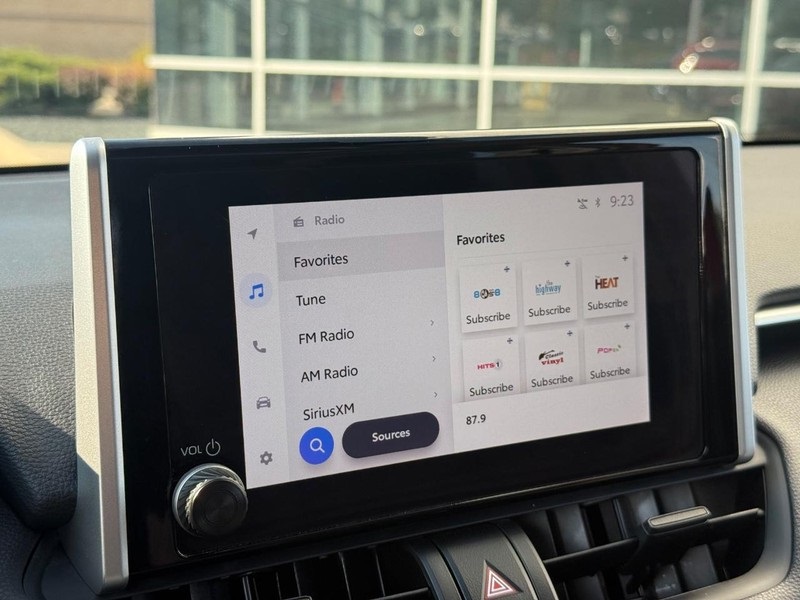 2024 Toyota RAV4 Hybrid XLE photo 22