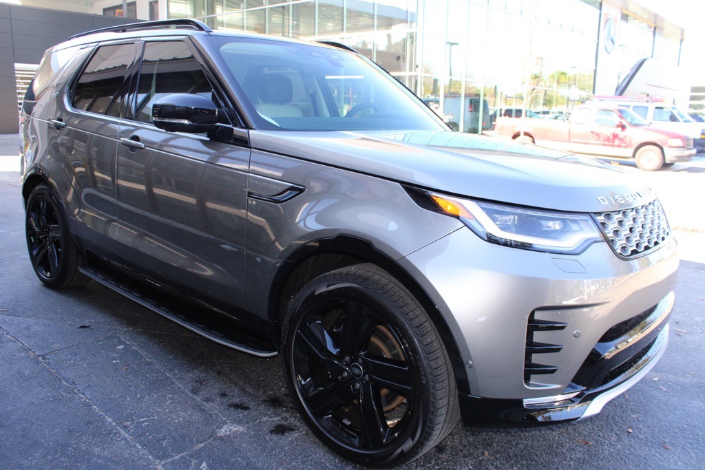 2025 Land Rover Discovery Metropolitan Edition photo 3
