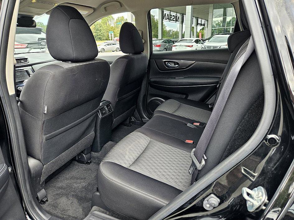 2019 Nissan Rogue SV photo 8