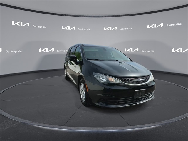 2017 Chrysler Pacifica LX photo 3