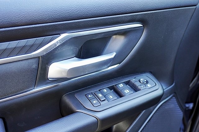 New 2025 Diamond Black Crystal Pearl-Coat Exterior Paint RAM Big Horn/Lone Star image 30