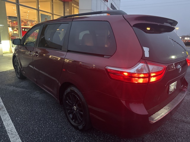 2016 Toyota Sienna photo 2