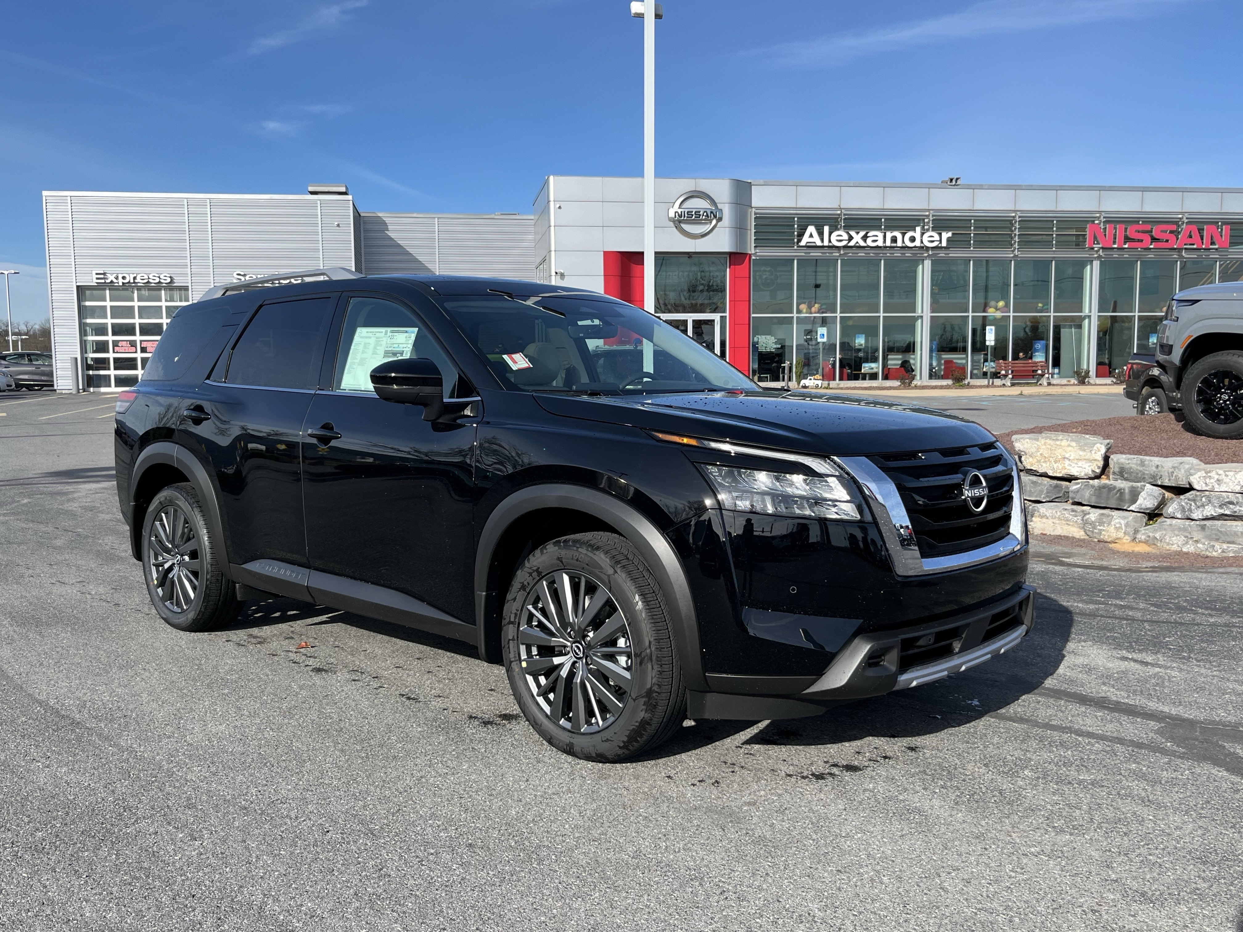 2025 Nissan Pathfinder SL's photo