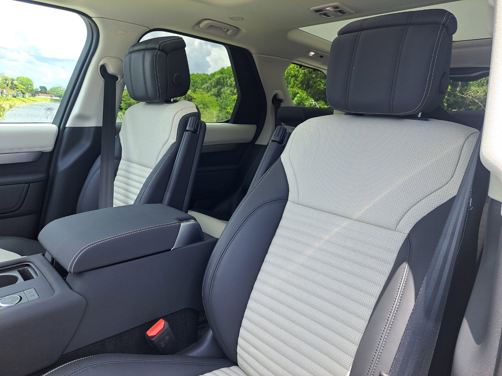 2025 Land Rover Discovery SE photo 8