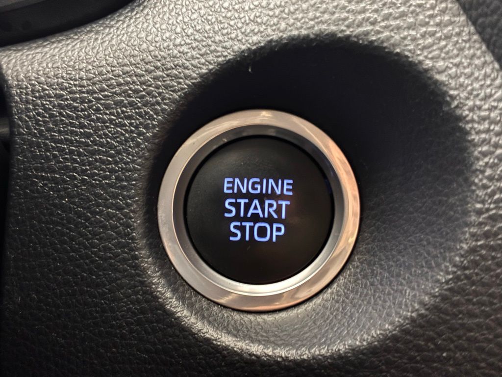 2022 Toyota Corolla Cross XLE photo 3