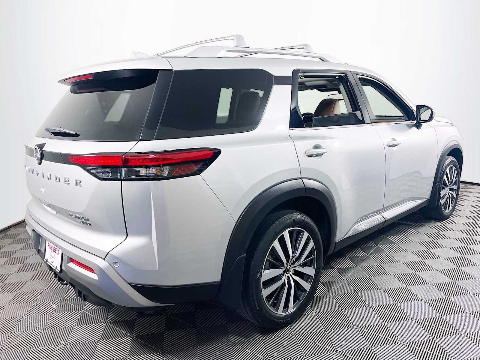2022 Nissan Pathfinder Platinum photo 4
