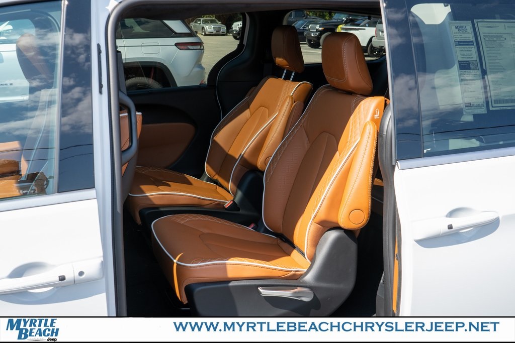 2026 Chrysler Pacifica Pinnacle photo 12