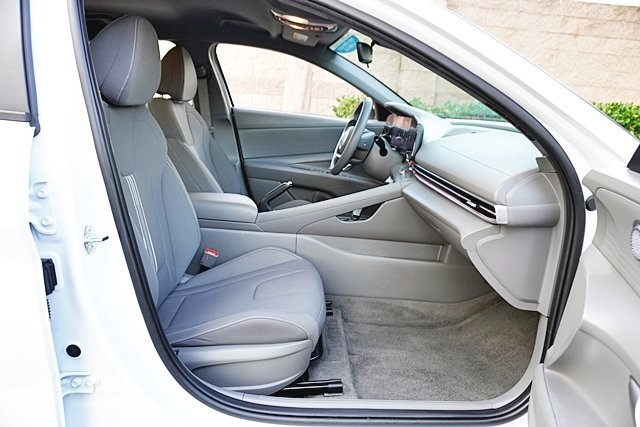 Used 2024 White Hyundai SEL image 10