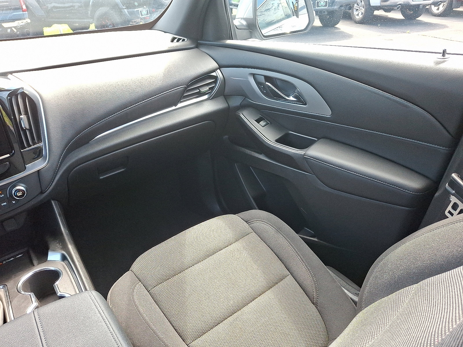 2023 Chevrolet Traverse Cloth photo 16