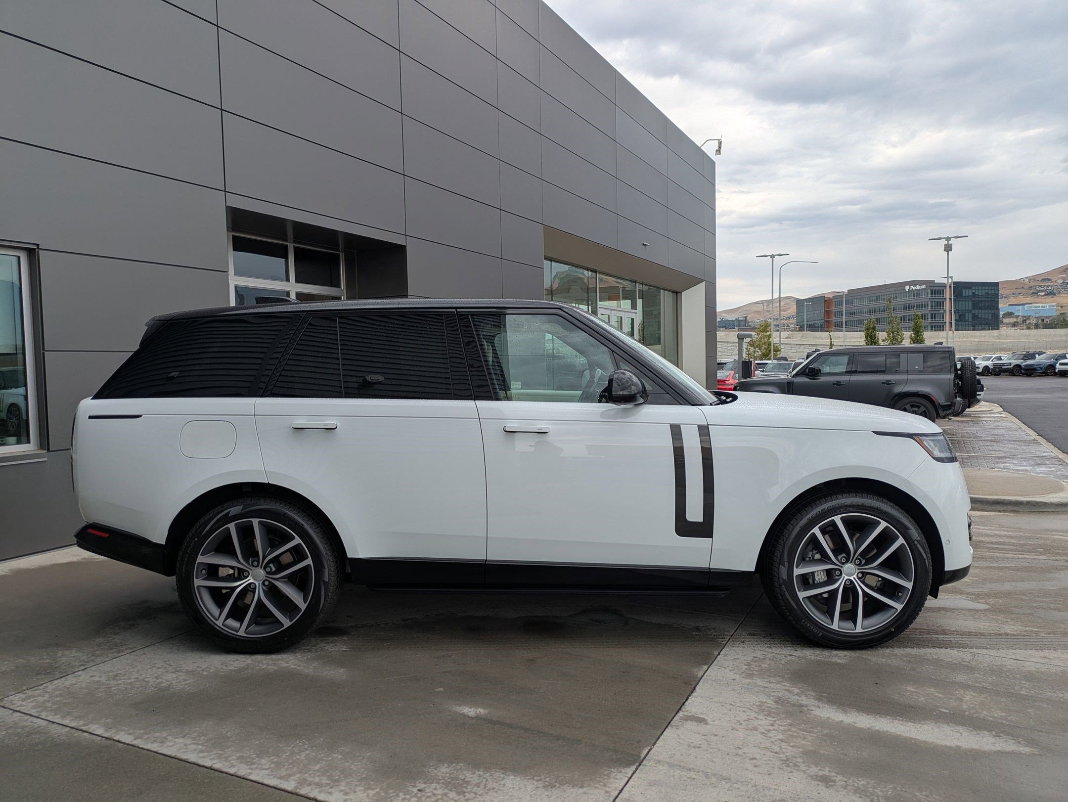 2025 Land Rover Range Rover SE photo 4