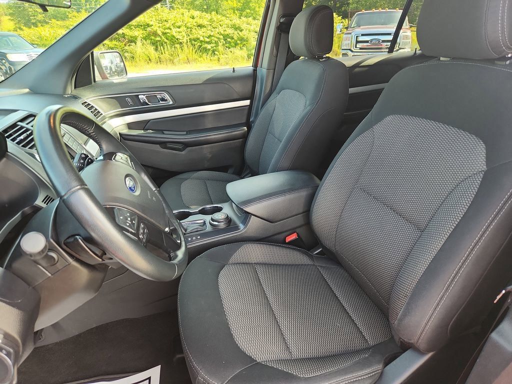 2017 Ford Explorer XLT photo 9